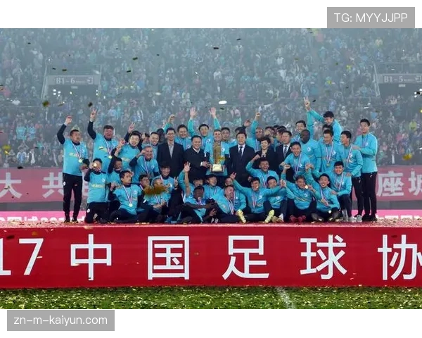 看台一幕：客队球迷高举“速度与激情”标语，为一次成功的反击防守欢呼