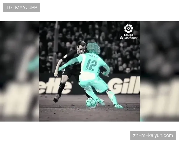 看台上，波鸿主帅的妻子紧张地捂住了眼睛